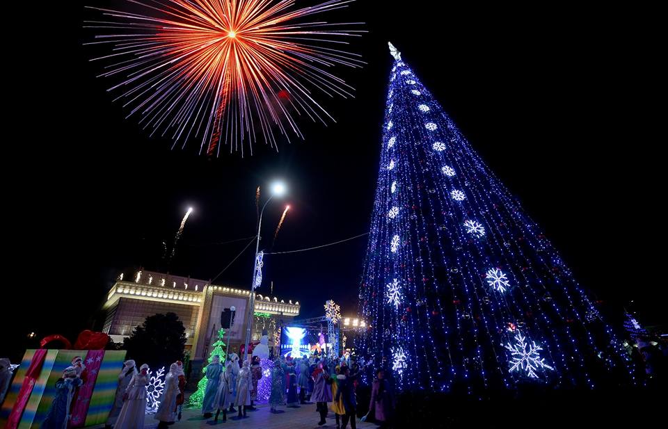 В Шымкенте зажгли новогоднюю елку (Фото, видео)