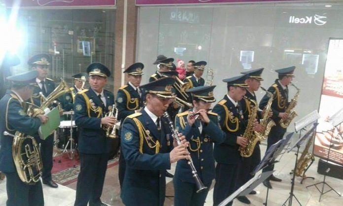 Военный оркестр сыграл в торговом центре Шымкента в честь Дня Независимости