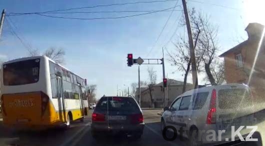 В Шымкенте проехавший на красный свет водитель автобуса лишен прав