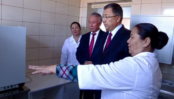 Аким ЮКО в Тюлькубасском районе вручил ключи новоселам и открыл медицинские пункты