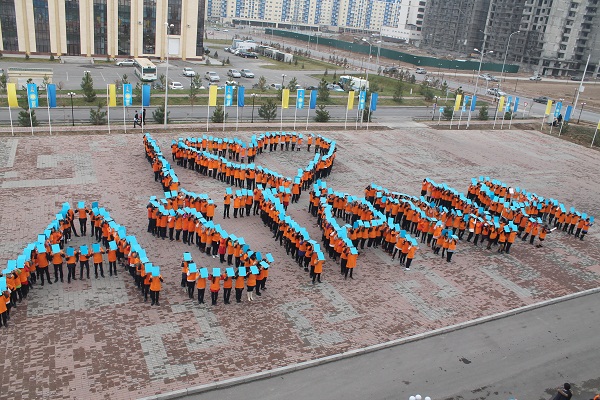В ЮКО 500 учеников выстроили фразу «I Love Astana»