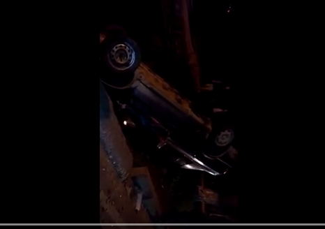 Машина приземлилась на крышу в результате ДТП (видео)
