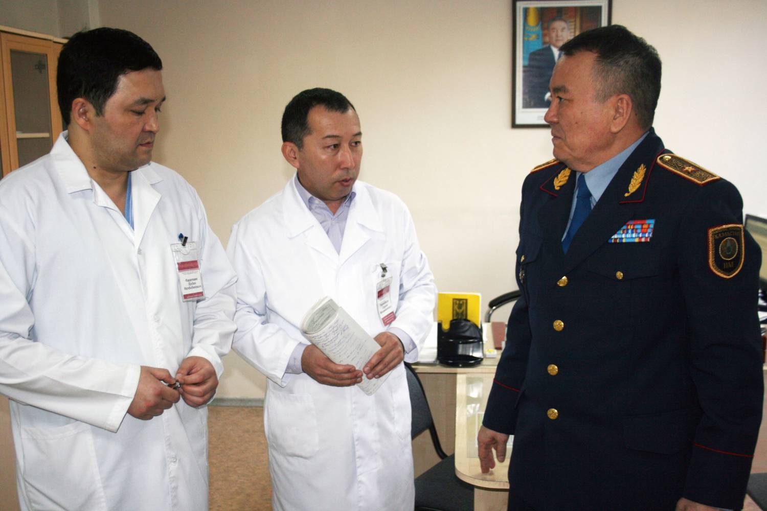 Начальник ДВД ЮКО посетил сбитого полицейского в больнице