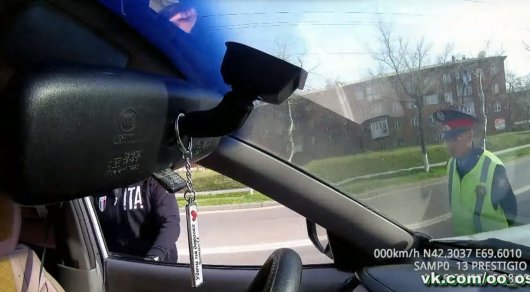 Позитивный шымкентский полицейский удивил водителей (ВИДЕО)