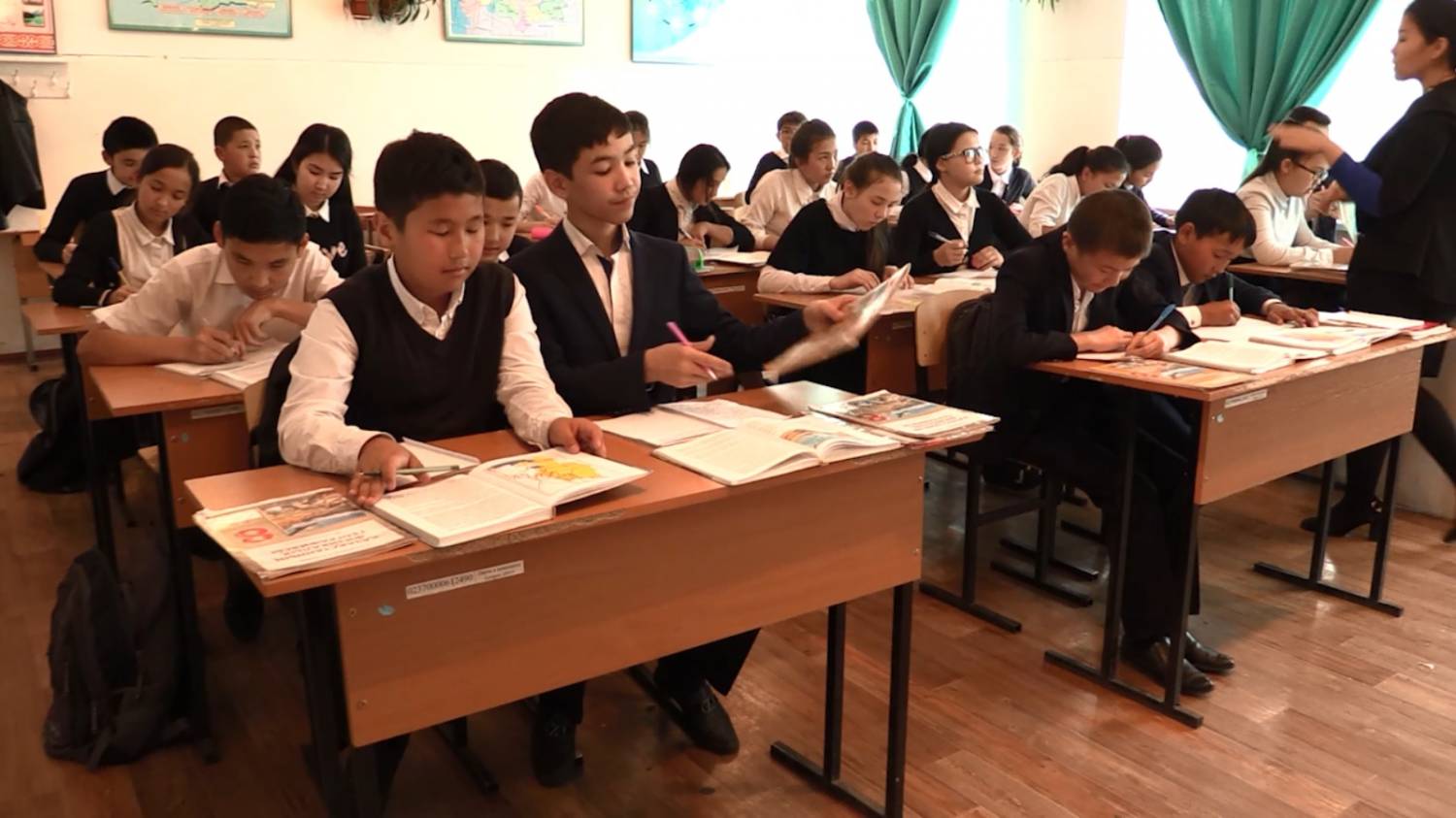 Цена за школьную форму для младшеклассников Шымкента, варьируется от 8 до 9 тысяч тенге