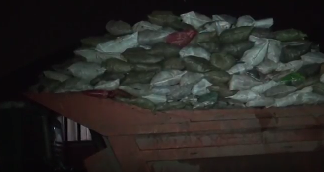 Перегруженный мусоровоз спровоцировал ДТП (видео)