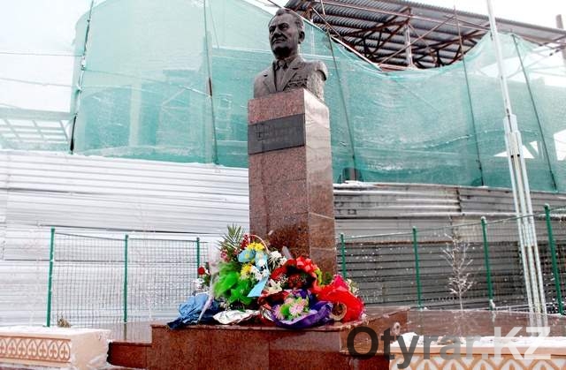В Шымкенте в день рождения Динмухаммеда Кунаева горожане почтили его память