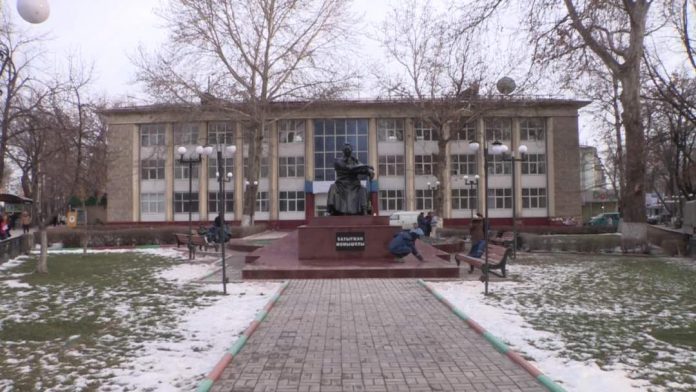 В Шымкенте обновили памятник Бауыржану Момышулы