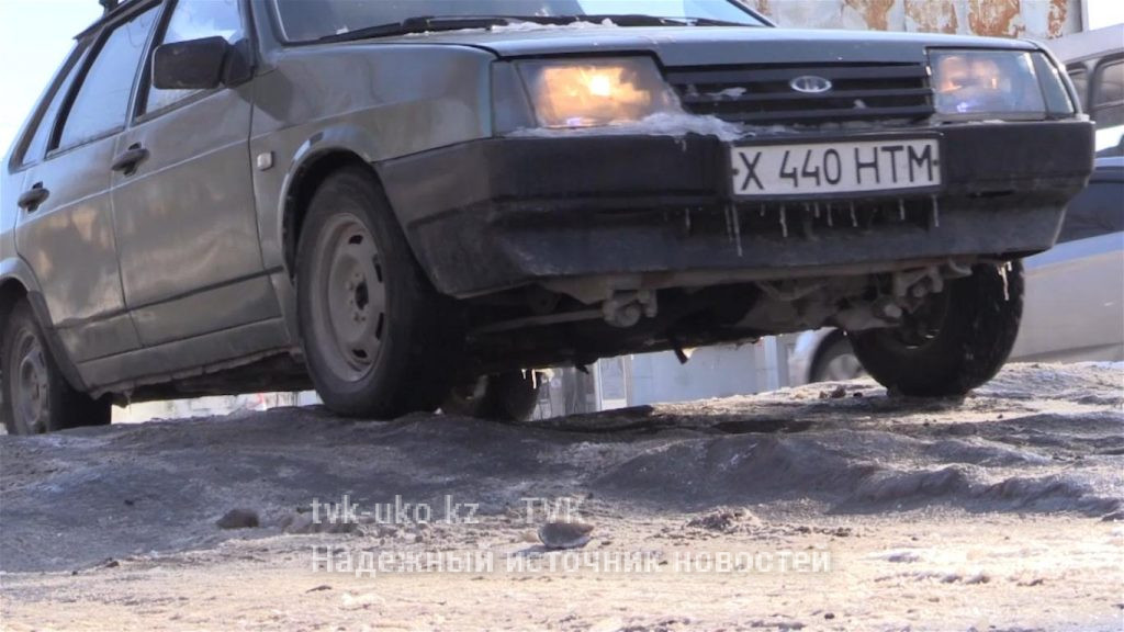 Ямы по дороге в Аксукент возмущают автомобилистов