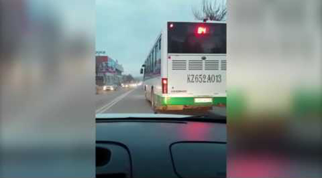 Водителя автобуса лишили прав за «байгу» на дороге в Шымкенте