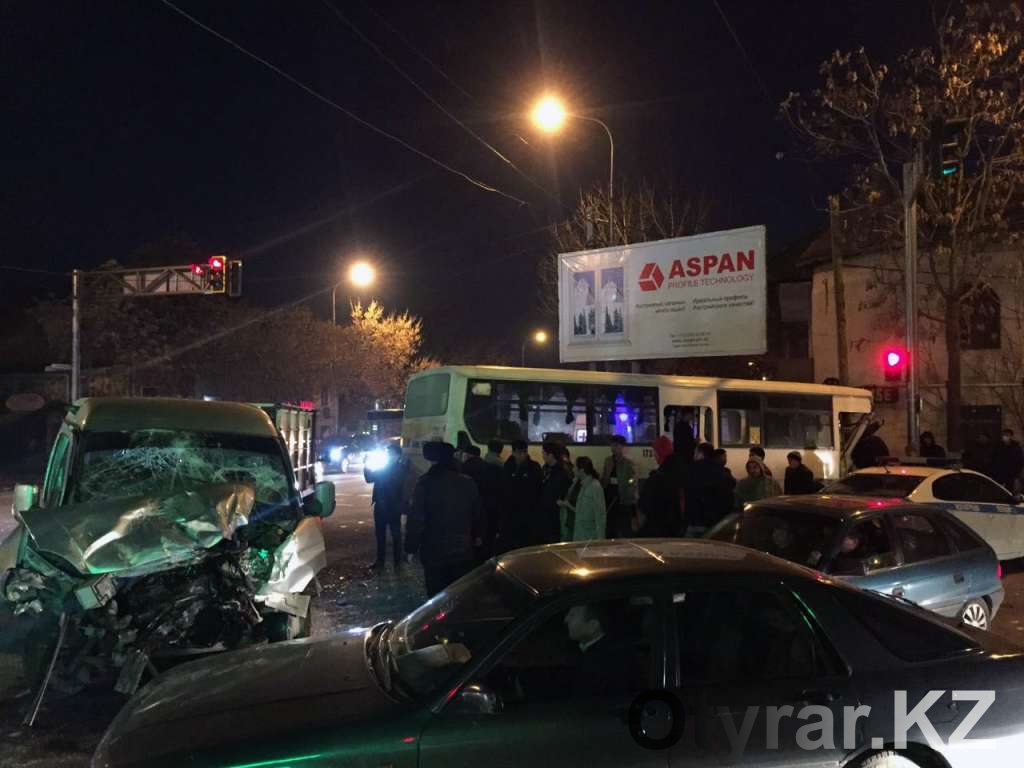 В Шымкенте столкнулись пассажирский автобус и маршрутка, полные людей (фото)