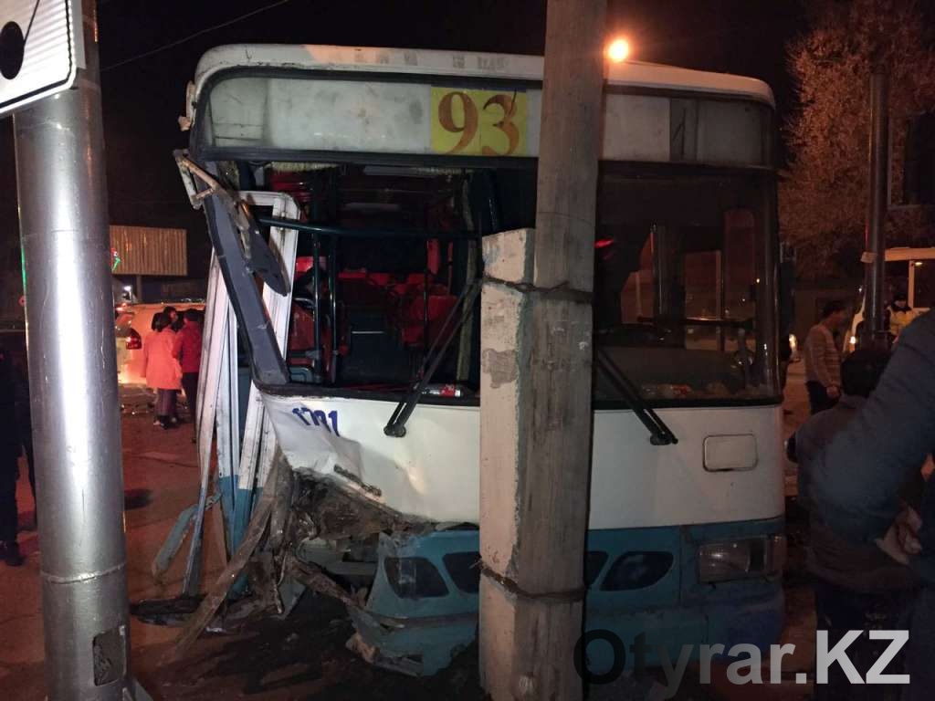 В Шымкенте столкнулись пассажирский автобус и маршрутка, полные людей (фото)