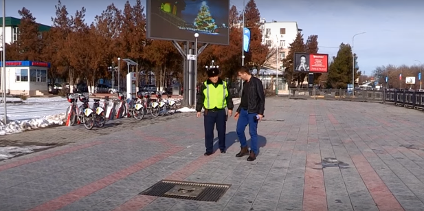 Шымкентский полицейский сделал доброе дело и стал известным на всю страну