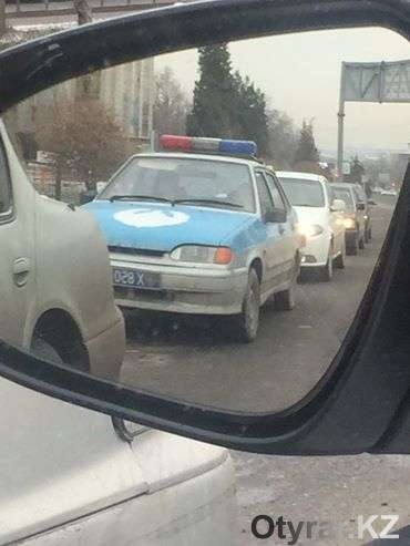 В Шымкенте полицейский оштрафован через два часа после публикации фото в соцсетях