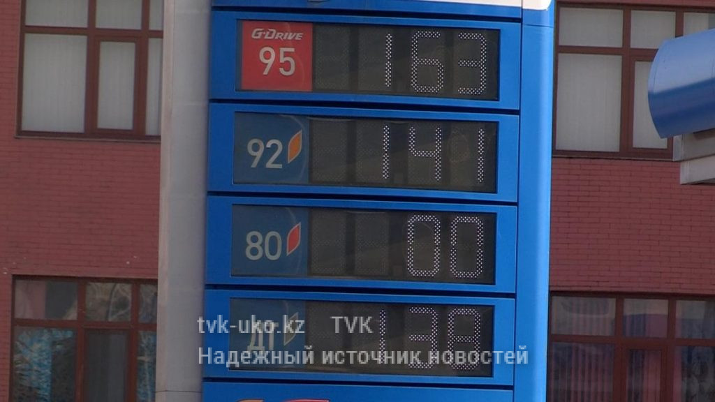 Цены на бензин увеличили производители, утверждают автозаправщики