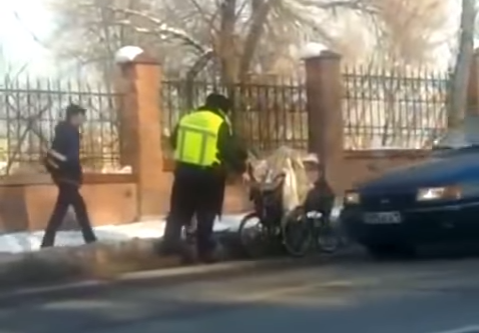 Полицейский Шымкента помог пожилому человеку в сложной ситуации