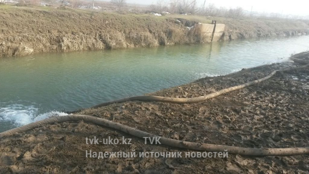 В затопленном поселке Атакент Мактааральского района продолжается откачка воды.