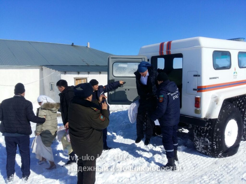 Жениха с невестой спасли из снежного заноса в ЮКО