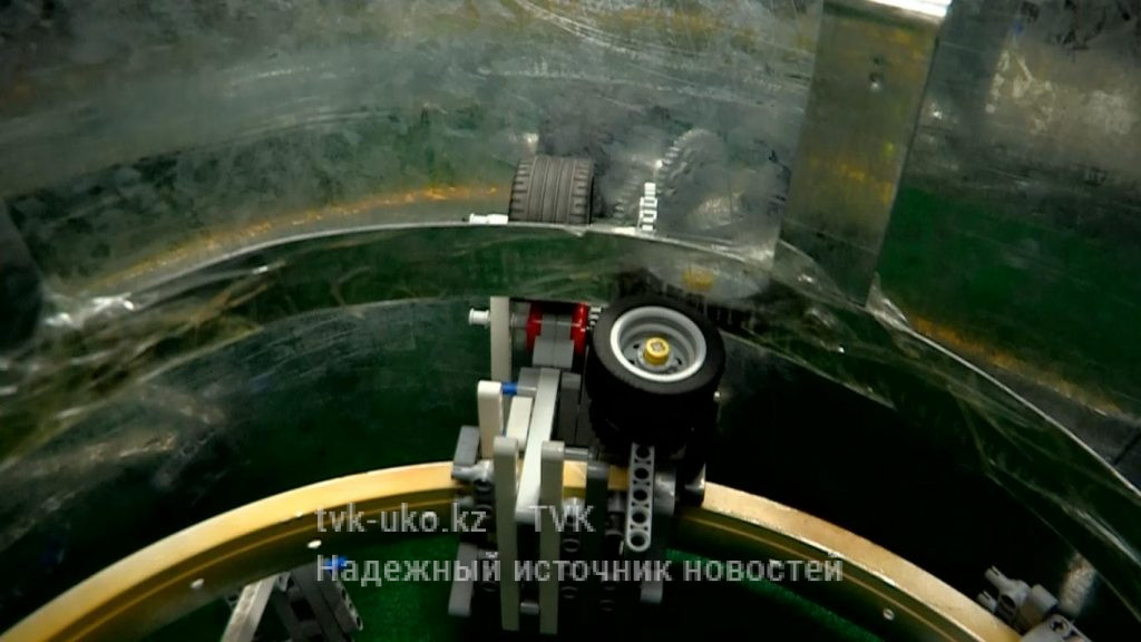Шымкентские школьники разработали робота для очистки трубопроводов
