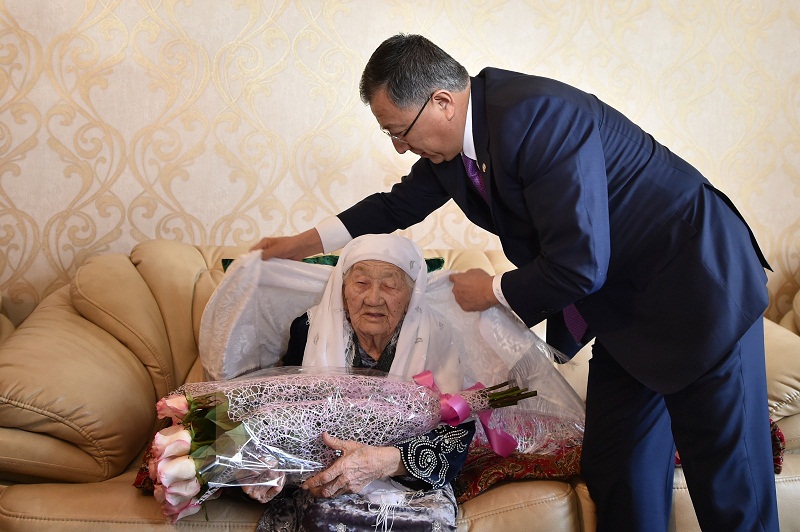 Аким ЮКО поздравил 108-летнюю мать-героиню