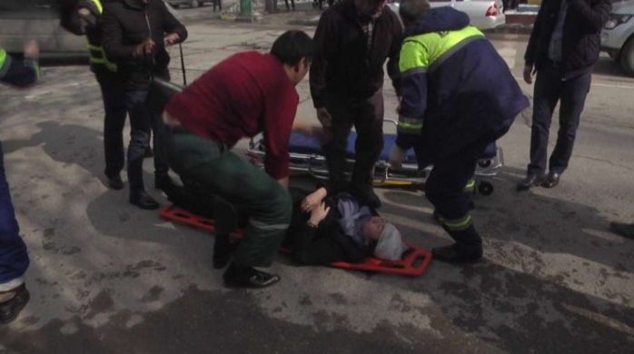 В Шымкенте на пешеходном переходе водитель сбил двух девушек
