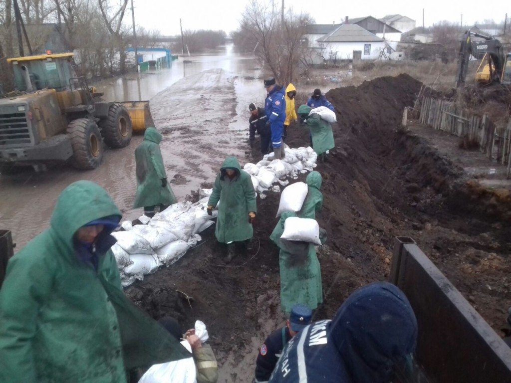 Южно-Казахстанские спасатели возвели противопаводковую дамбу на севере страны(фото)