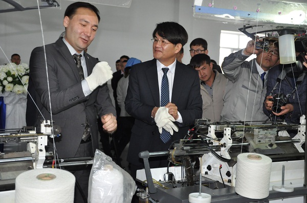 В ЮКО состоялось открытие завода по производству перчаток