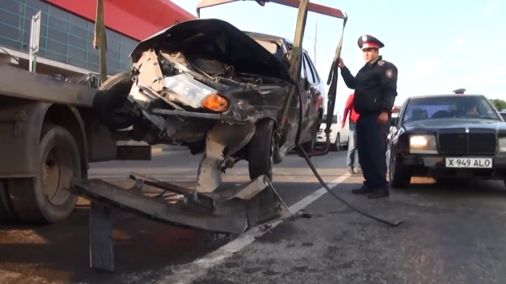 Три машины пострадали в результате пьяных гонок в Шымкенте (видео)