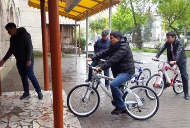 Работники акимата борятся со стихийной торговлей сидя на велосипедах в Шымкенте