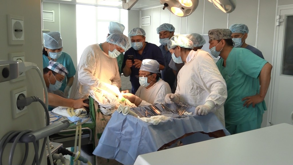 Семь бесплатных операций детям провел алматинский хирург