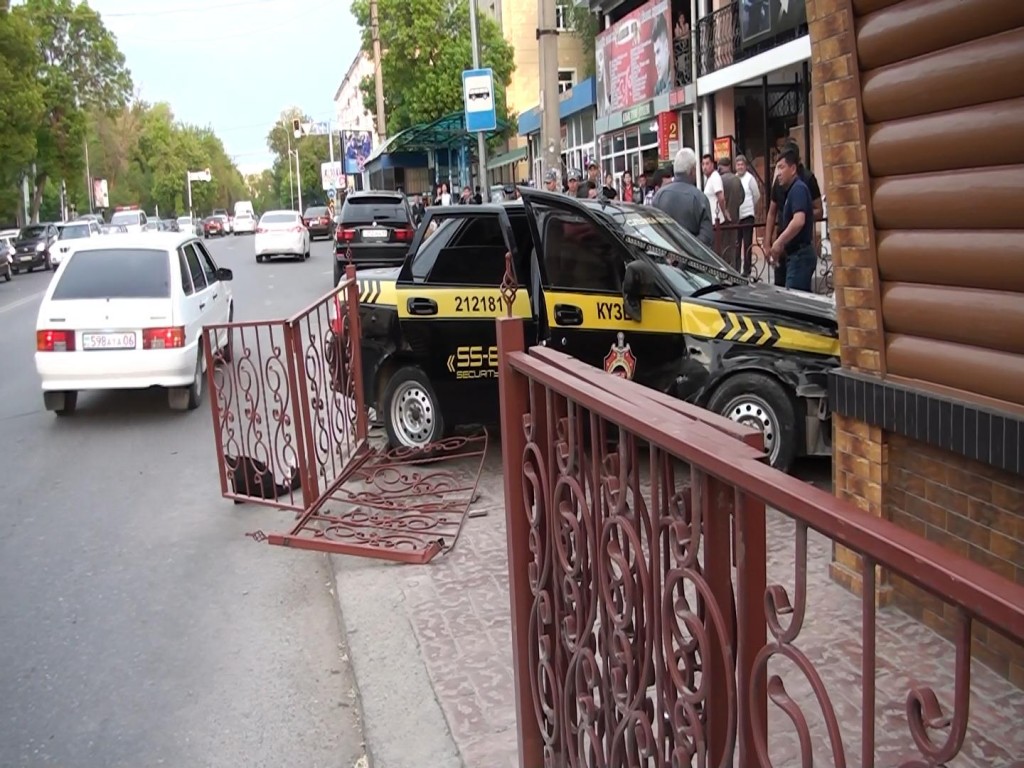 Автомобиль охранного агентства спровоцировал массовое ДТП в Шымкенте (фото)