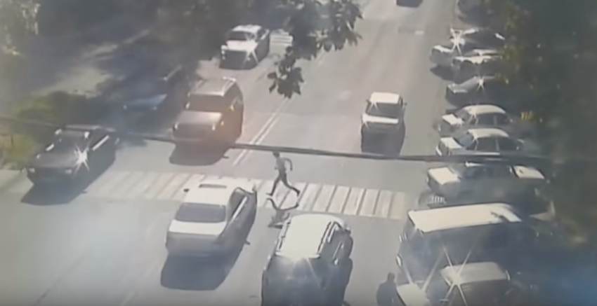 В Шымкенте сбили ребенка нарушевшего правила перехода через дорогу