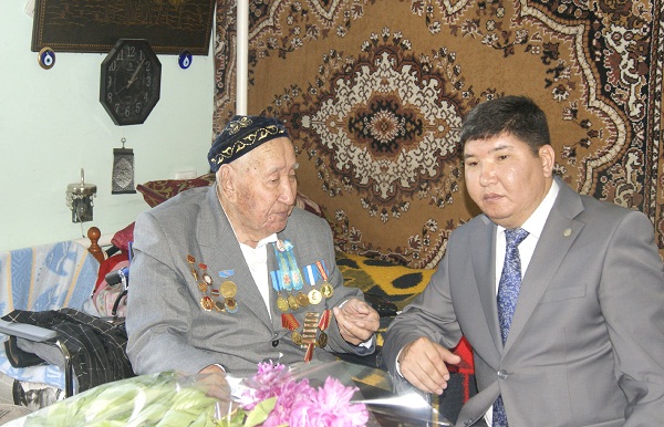 Ассамблея народа Казахстана ЮКО, поздравила пожилого фронтовика