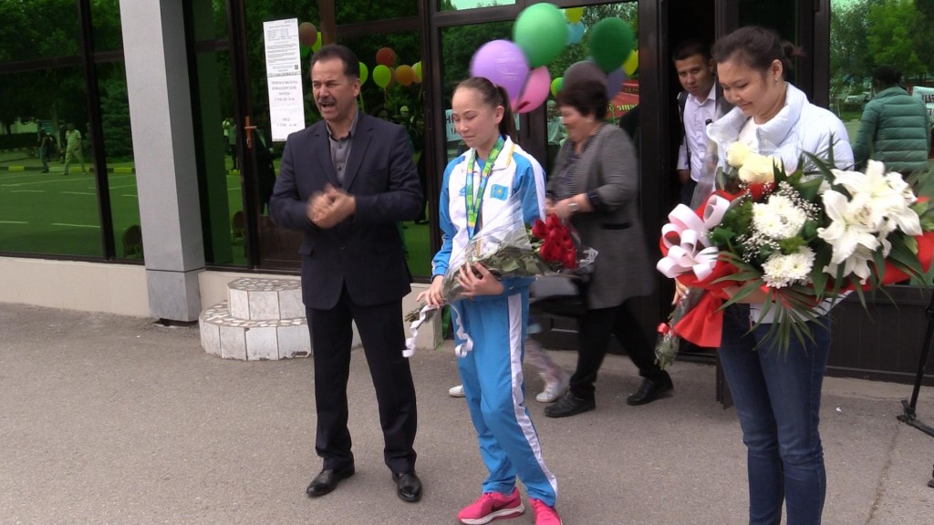 Гимнастку Сабину Аширбаеву в Шымкенте встретили цветами