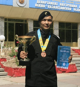 Полицейский Нурлан Нурсеитов из ЮКО стал бронзовым призером международного турнира по боксу.