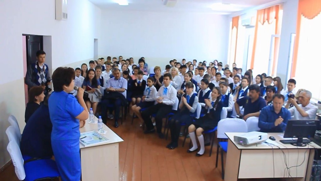 Известный хирург Мади Бегалиев встретился со школьниками ЮКО
