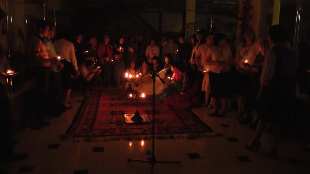 В Шымкентском музее гости рассматривали экспонаты при свечах