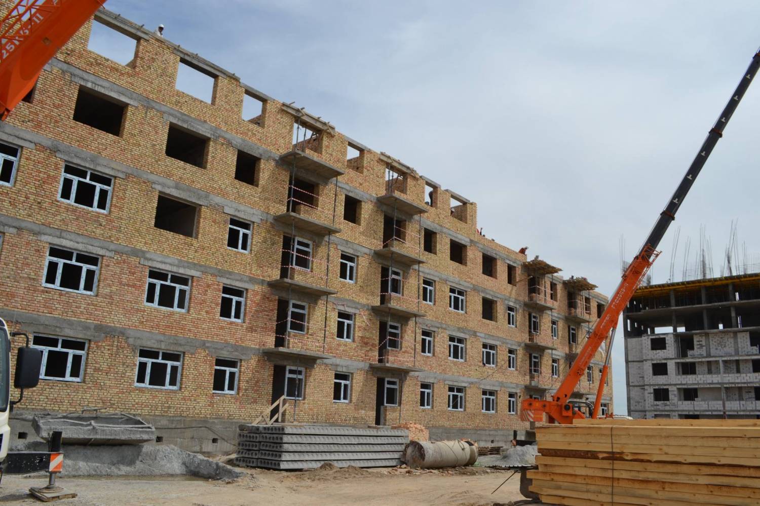 В Туркестане более 400 семей получат квартиры