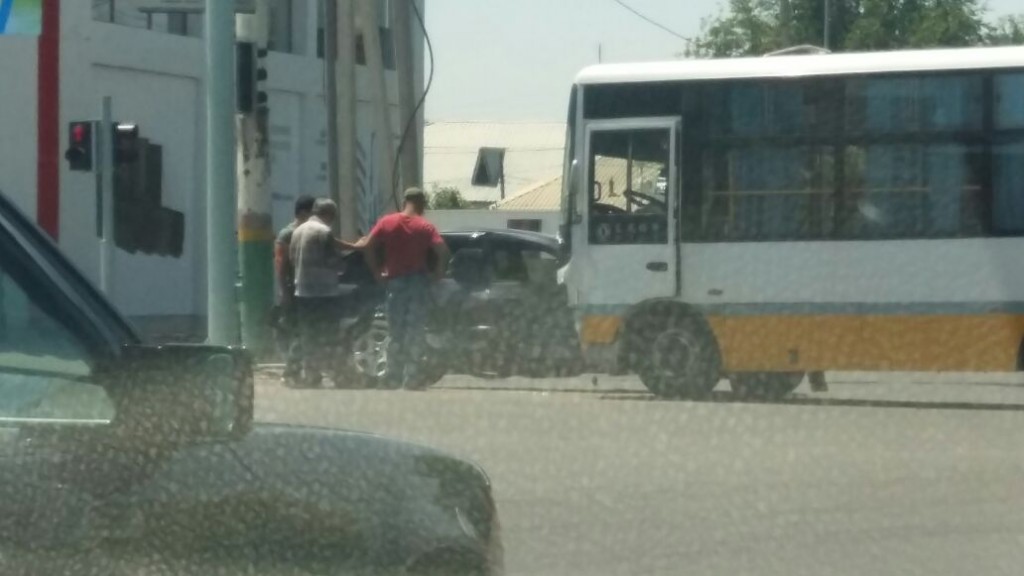 Пассажирский автобус столкнулся с легковушкой, двое в больнице