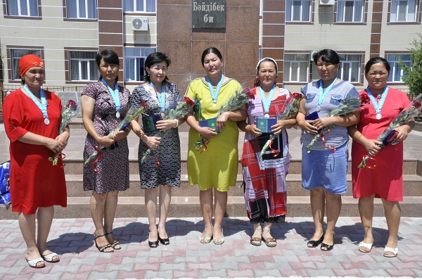 14 жительниц Байдибека получили почетные награды