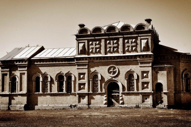 Церковь с квадратными крестами в Шымкенте.