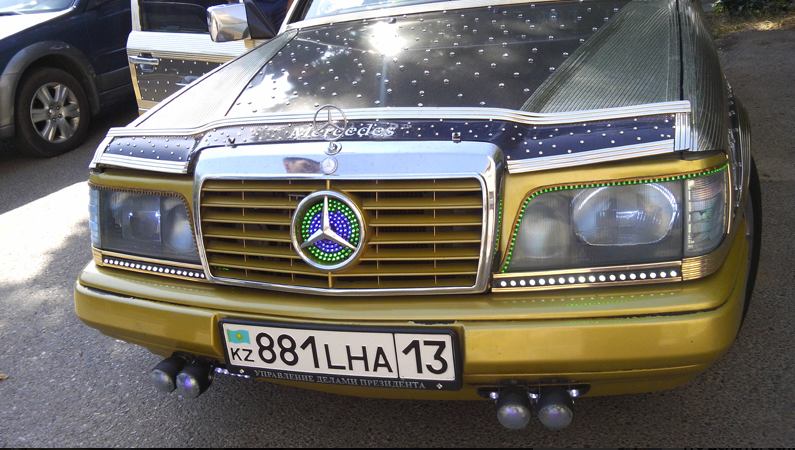 Золотистый Mercedes из Шымкента стал звездой Интернета