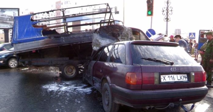 В Шымкенте столкнулись и загорелись два автомобиля