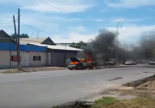 В Шымкенте на глазах у зевак сгорел автомобиль (видео)