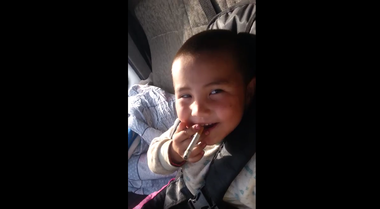 Курящий ребенок развлекал водителя газели. Шымкент (Видео)