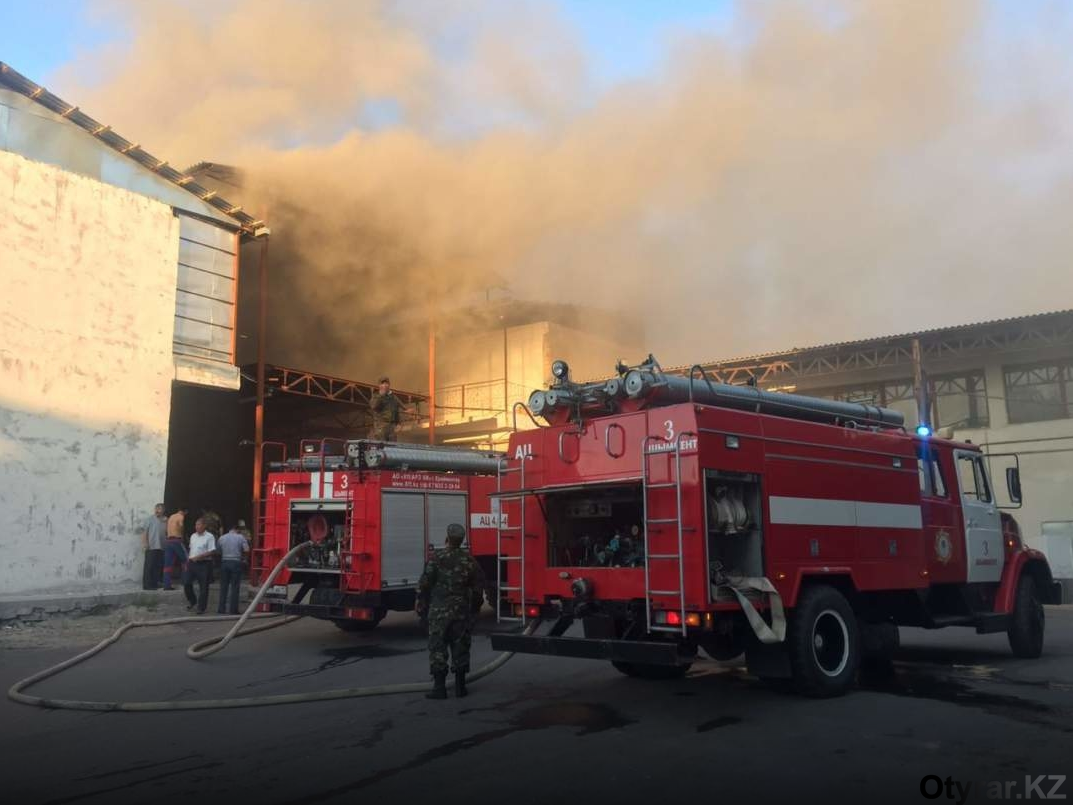 В Шымкенте горел рынок Акбар. Благодаря пожарным - выгорело только 6 торговых точек.