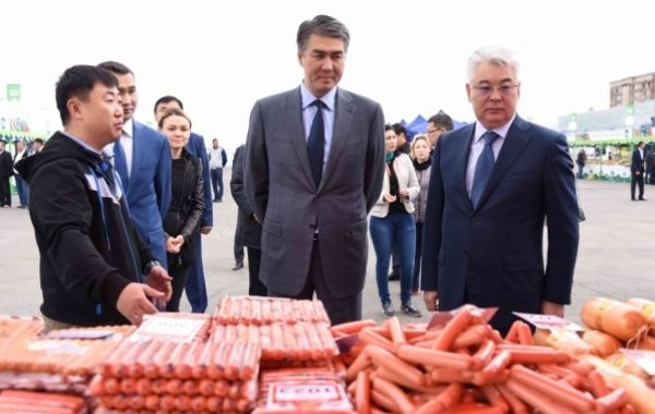 Акимы Астаны и ЮКО посетили сельхозярмарку в столице