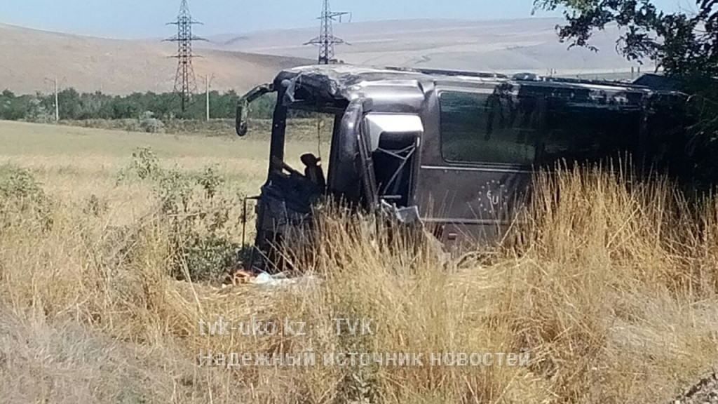 В ЮКО столкнулись пассажирский автобус и легковушка. Один человек погиб