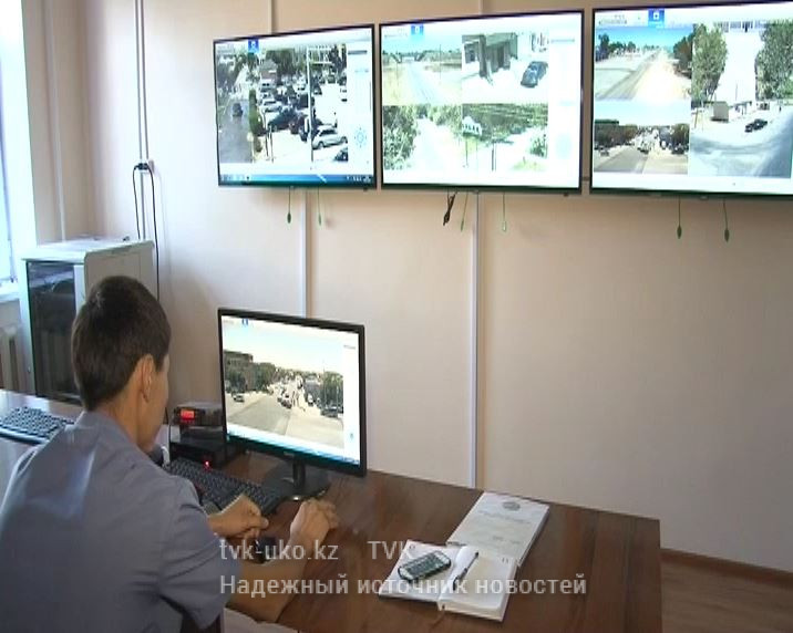 В ЮКО в результате столкновения легковушки с грузовиком погибли три человека