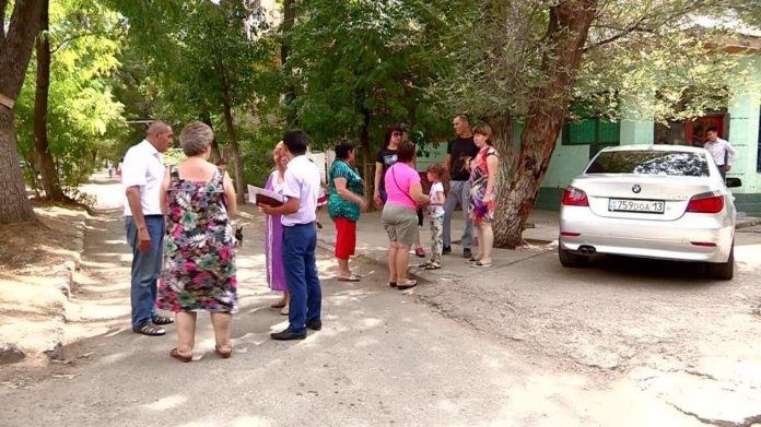 В Шымкенте жильцы многоэтажки выступили против строительства новой парковки